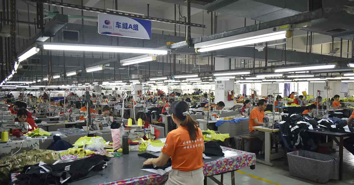 La marque européenne visite l’usine RUINIU pour le développement de veste étanche